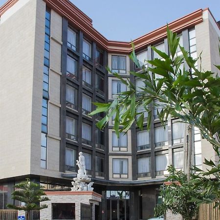 Golden Tulip Essential Lagos Airport Hotel Esterno foto