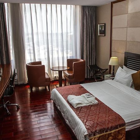 Golden Tulip Essential Lagos Airport Hotel Esterno foto