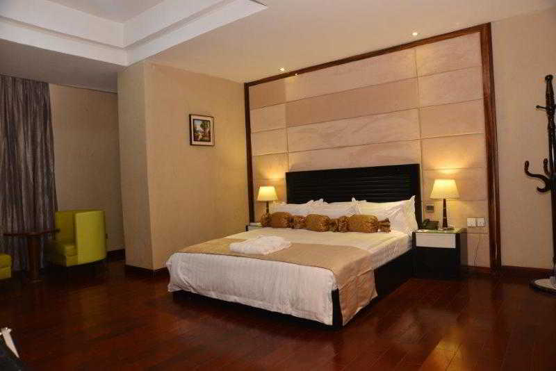 Golden Tulip Essential Lagos Airport Hotel Esterno foto