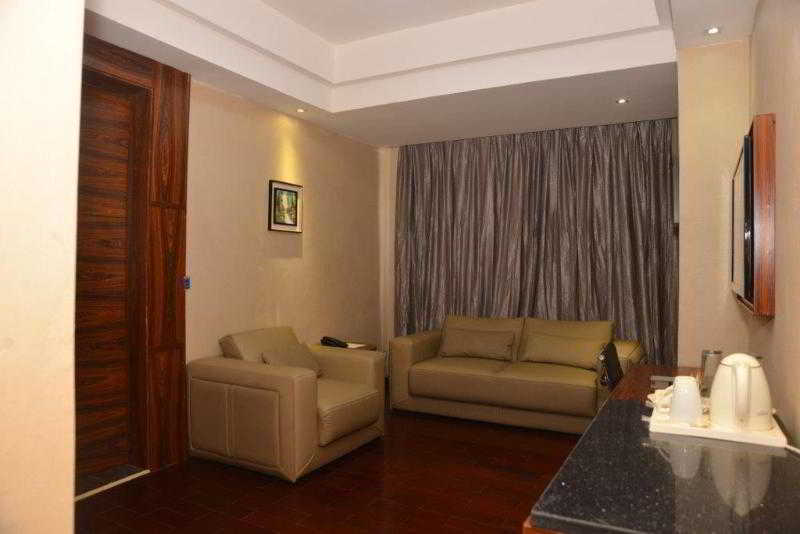 Golden Tulip Essential Lagos Airport Hotel Esterno foto