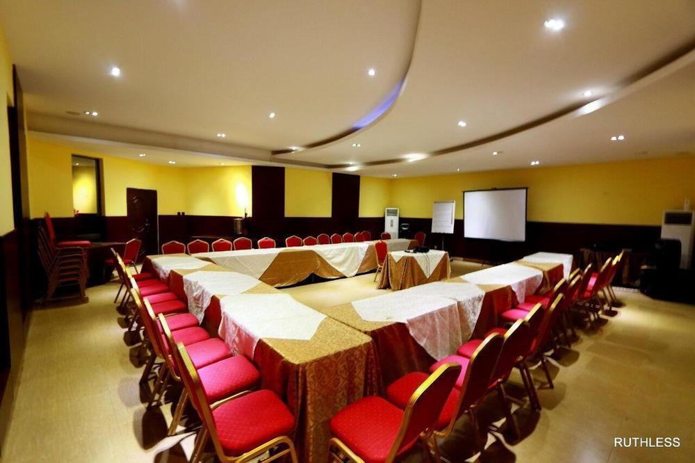 Golden Tulip Essential Lagos Airport Hotel Esterno foto