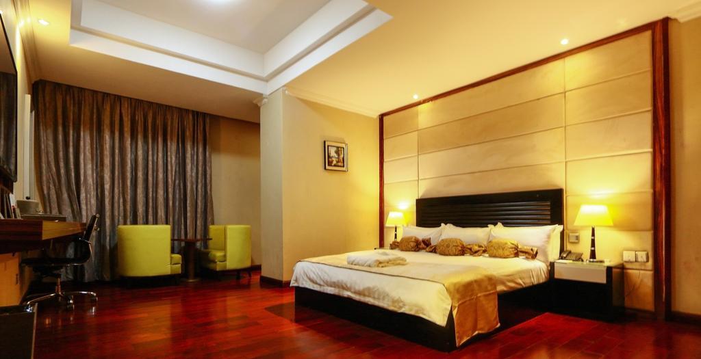 Golden Tulip Essential Lagos Airport Hotel Esterno foto