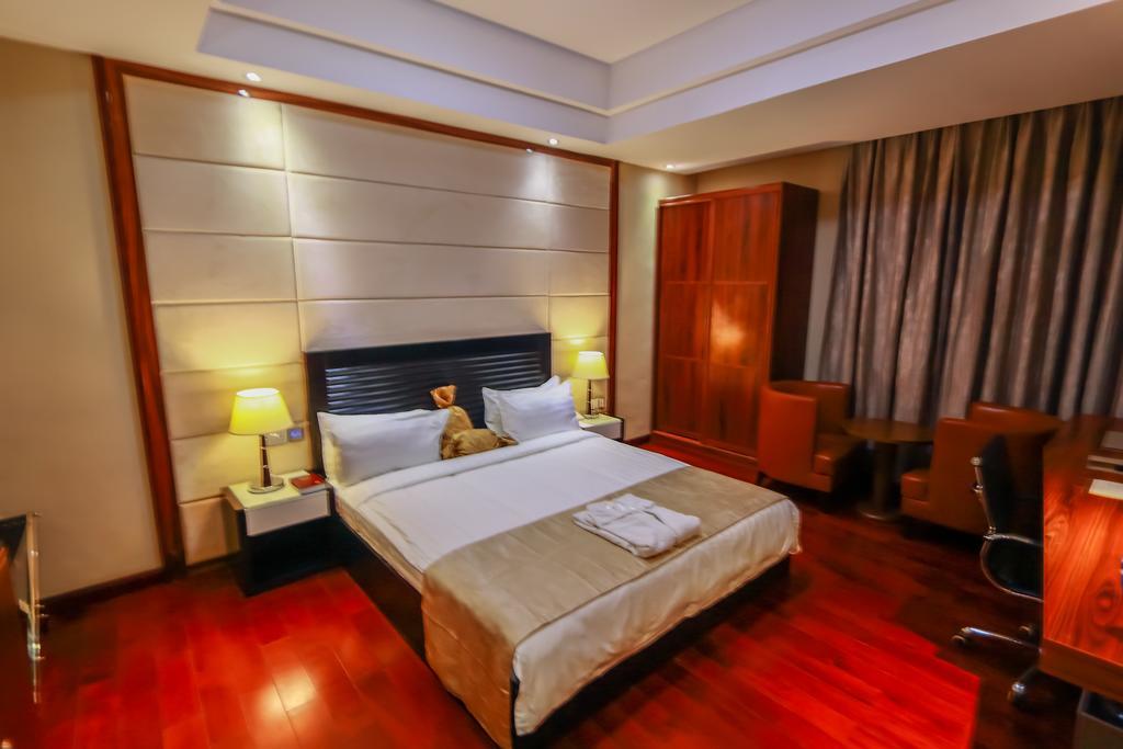 Golden Tulip Essential Lagos Airport Hotel Esterno foto