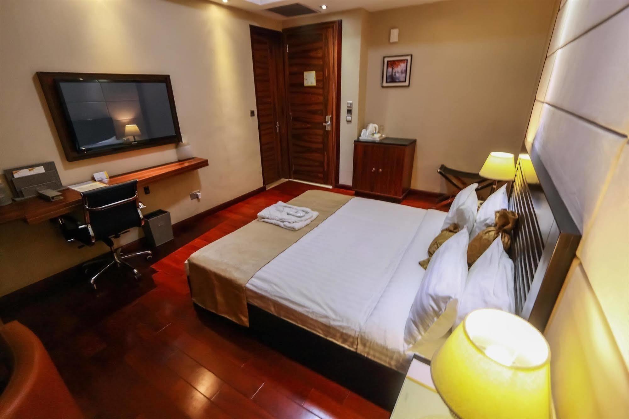 Golden Tulip Essential Lagos Airport Hotel Esterno foto