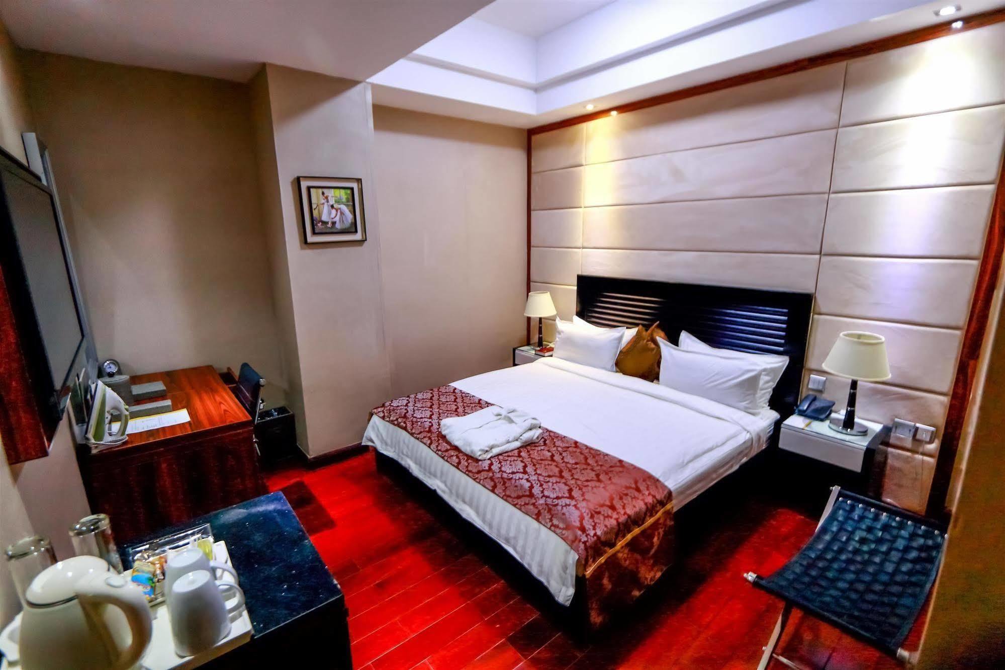 Golden Tulip Essential Lagos Airport Hotel Esterno foto