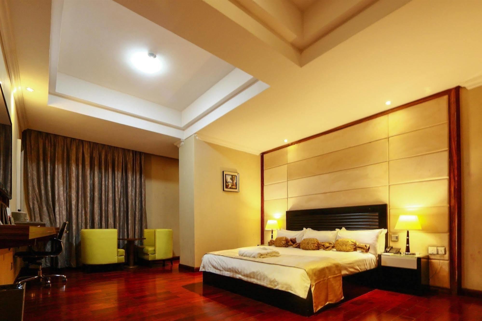 Golden Tulip Essential Lagos Airport Hotel Esterno foto
