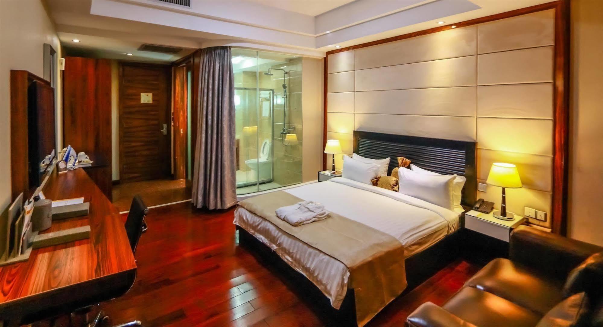 Golden Tulip Essential Lagos Airport Hotel Esterno foto