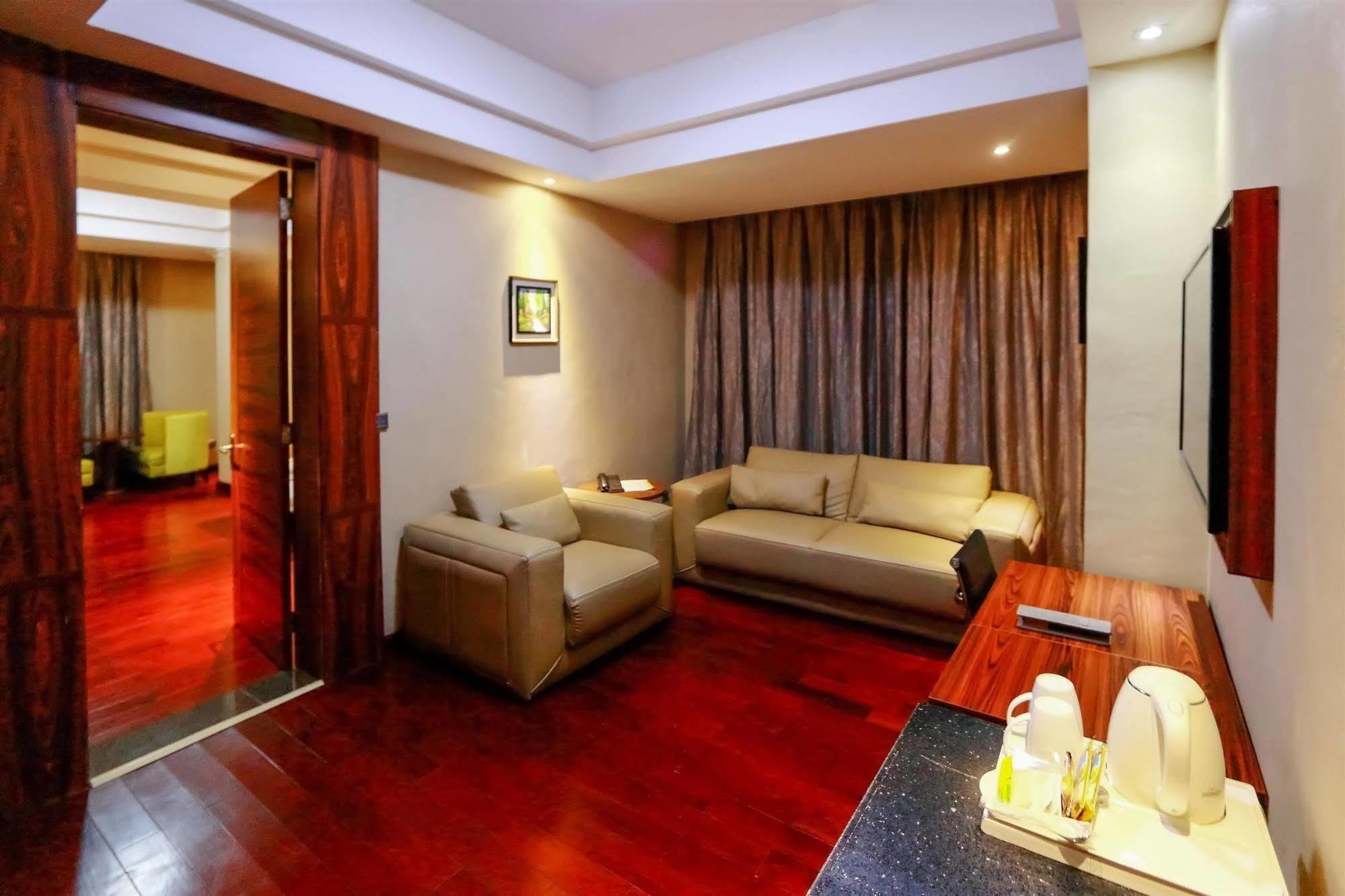 Golden Tulip Essential Lagos Airport Hotel Esterno foto