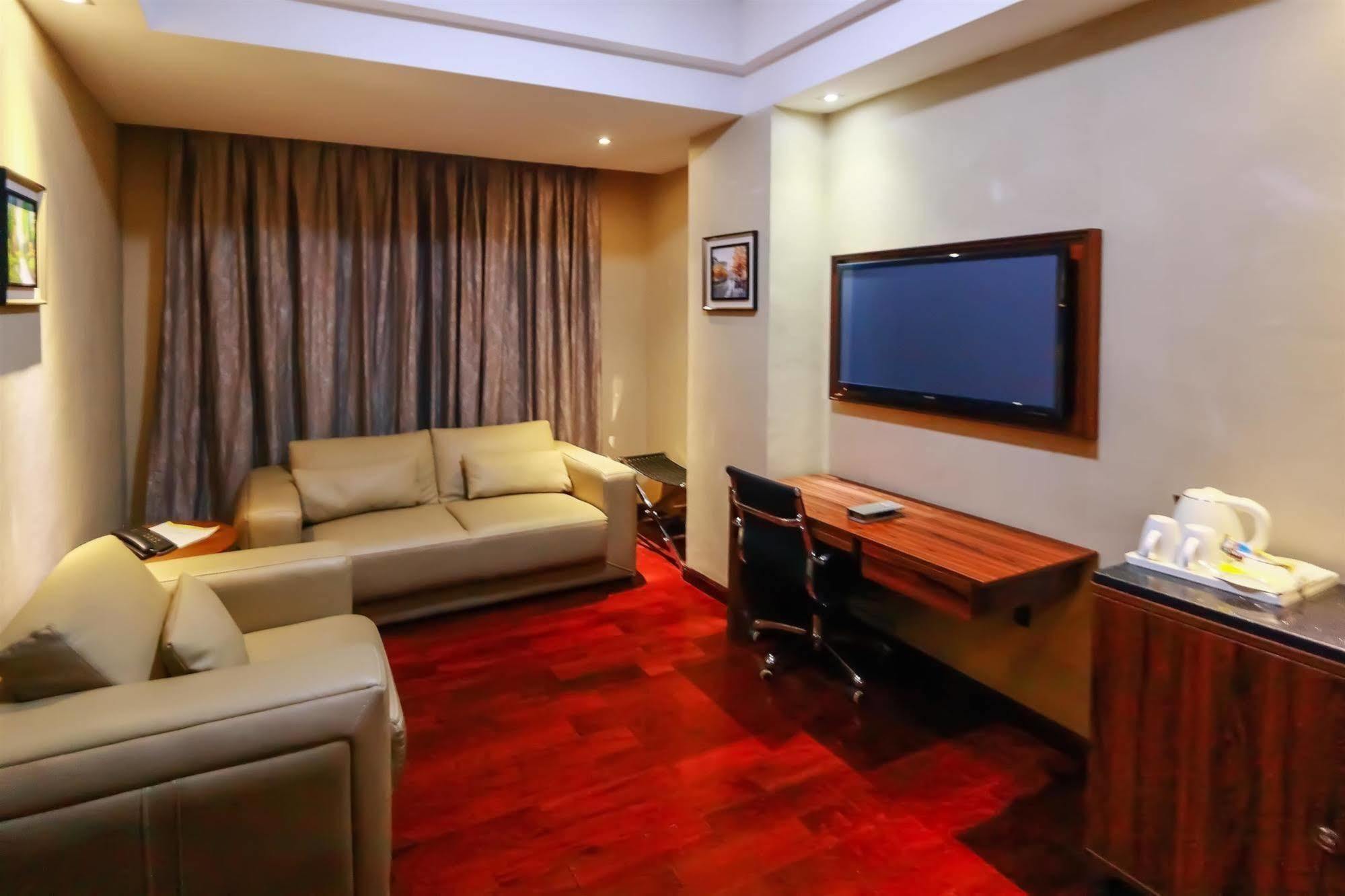 Golden Tulip Essential Lagos Airport Hotel Esterno foto