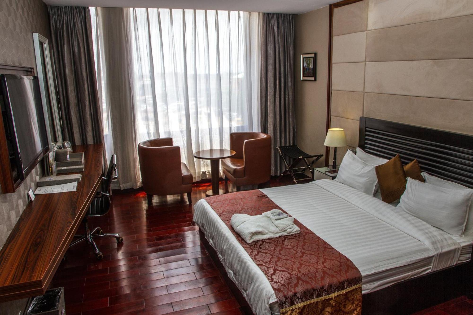 Golden Tulip Essential Lagos Airport Hotel Esterno foto