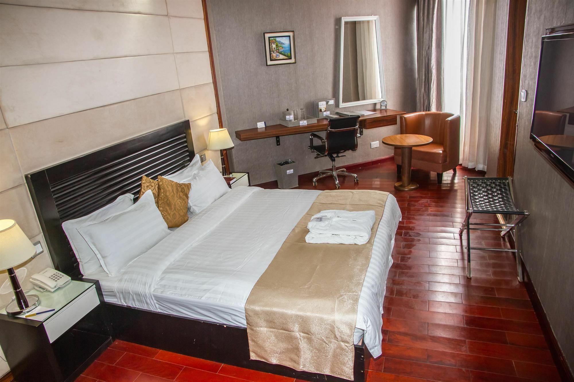 Golden Tulip Essential Lagos Airport Hotel Esterno foto