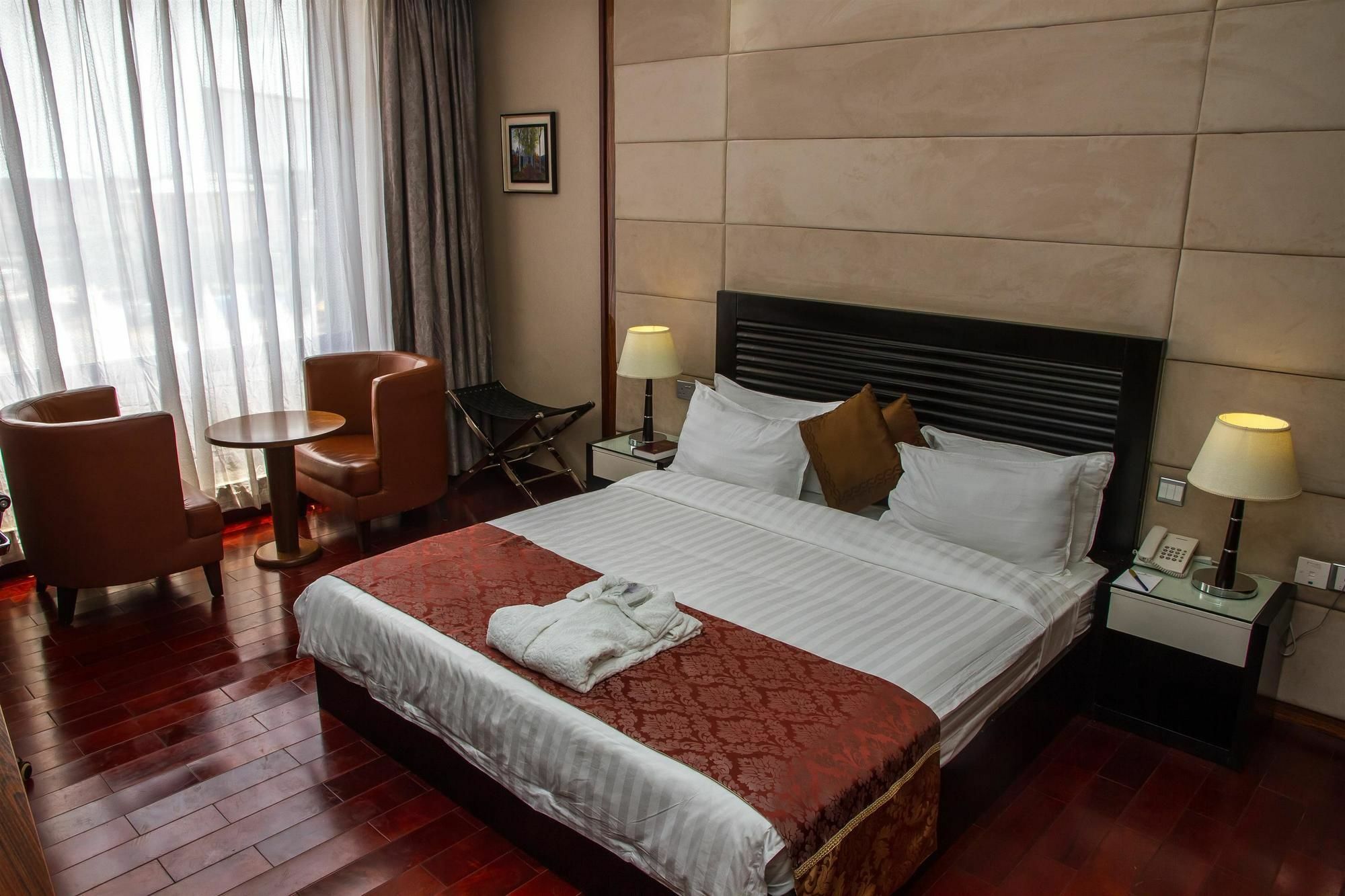 Golden Tulip Essential Lagos Airport Hotel Esterno foto