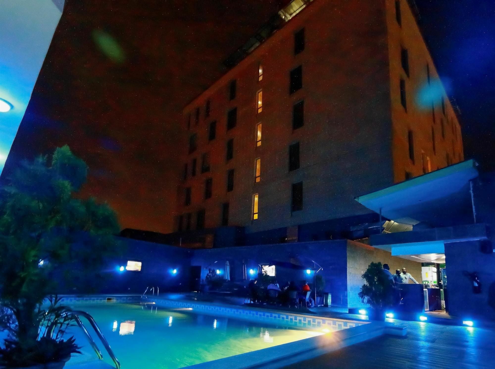 Golden Tulip Essential Lagos Airport Hotel Esterno foto